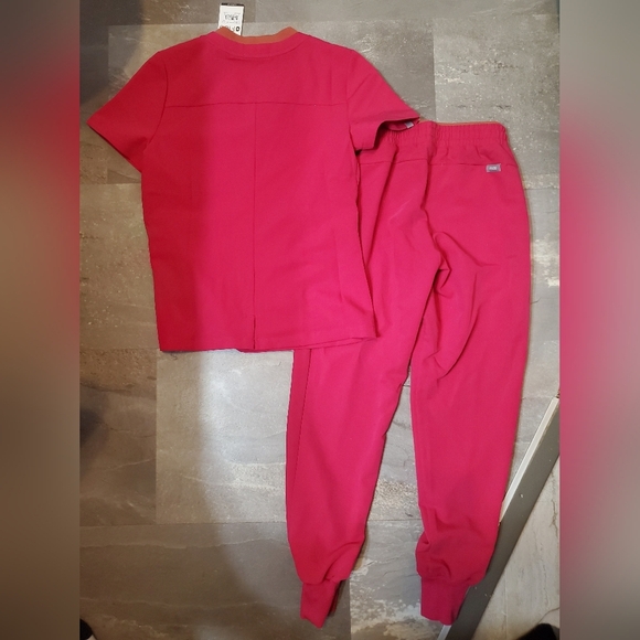 NWT/NWOT Figs Oran scrub set. Slim fit top. Joggers. Hot pink, orange. XXS. 26" - Picture 3 of 16